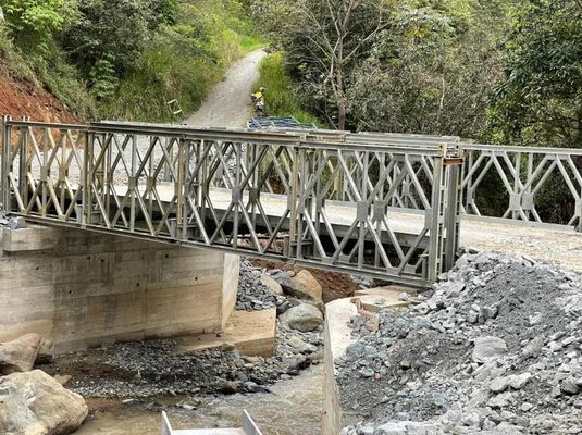 Compacte draagbare Baileybrug die een gemakkelijke bediening en snelle installatie biedt voor tijdelijke overgangen en infrastructuurondersteuning