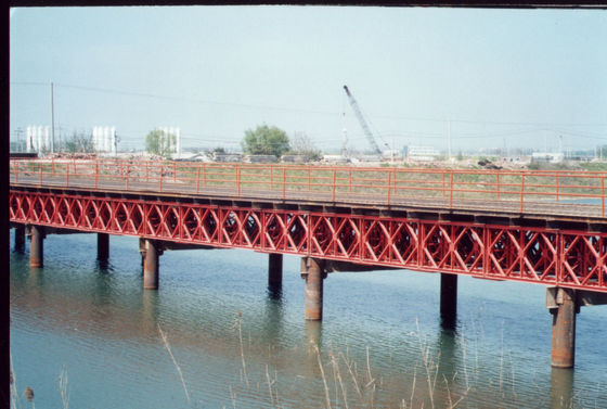 Voorgefabriceerde Baileybrug van staal met snelle montage met eenvoudige gereedschappen en arbeidskrachten geschikt voor tijdelijke en permanente